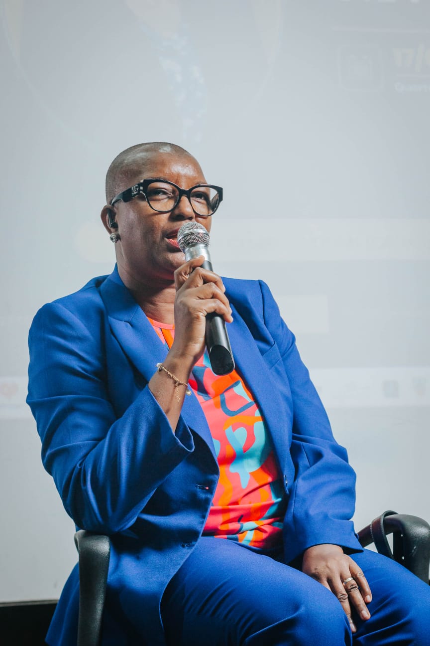 Pessoa com T-shirt 'Innovation Will Save The World'